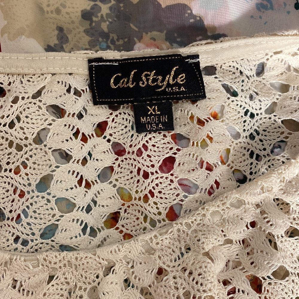 Cal Style size XL Floral Blouse with Crochet Trim - Picture 4 of 4